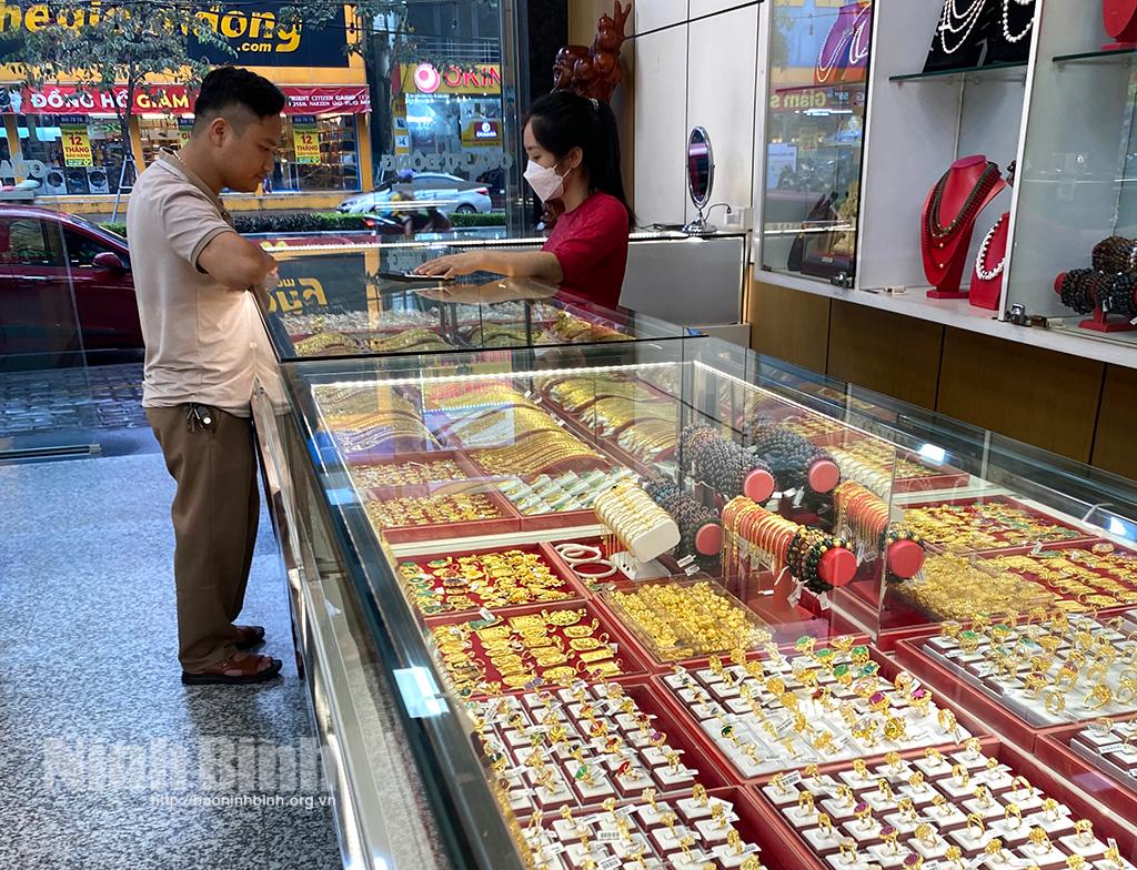 Giá vàng đi xuống giữa cao điểm mùa cưới