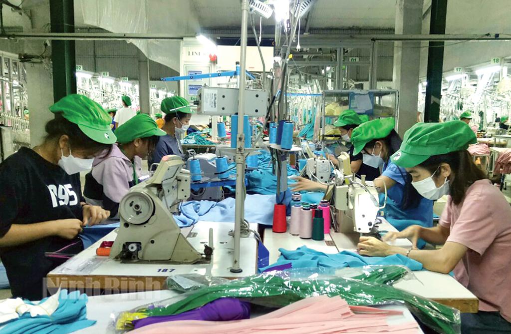 Đồng lòng vượt "bão" cắt giảm lao động