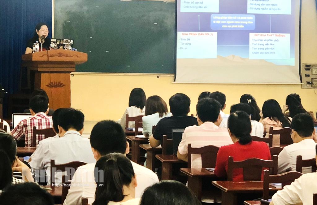 Gần 80 học viên lớp bồi dưỡng ngạch chuyên viên chính Trường Chính trị tỉnh được cung cấp kiến thức về dân số và phát triển