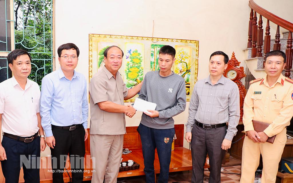 Thăm, tặng quà các gia đình có người thân bị tai nạn giao thông