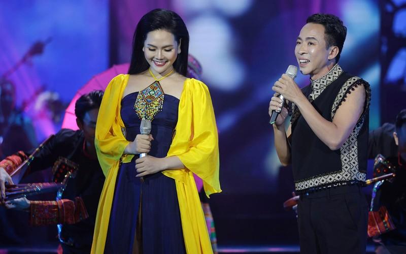 Lương Nguyệt Anh đa sắc màu trong "Tự tình quê hương" với NSƯT Việt Hoàn