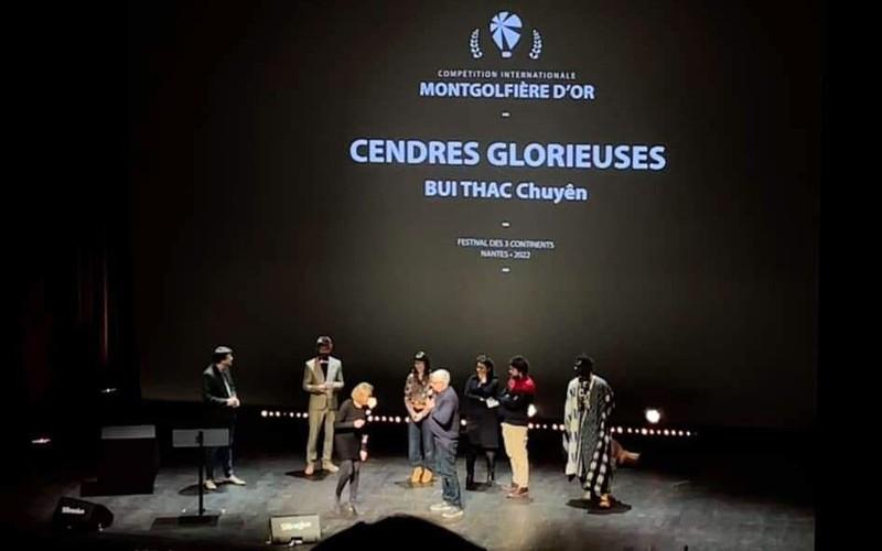 Phim "Tro tàn rực rỡ" của đạo diễn Bùi Thạc Chuyên giành giải cao nhất tại Liên hoan phim 3 châu lục