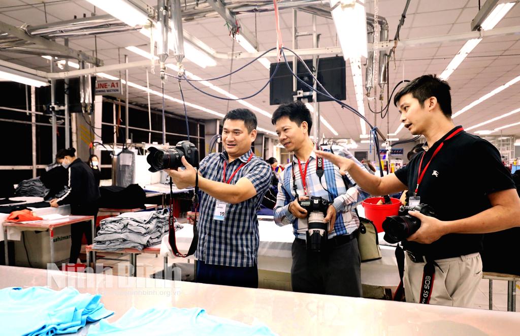 Bồi dưỡng nghiệp vụ ảnh báo chí cho cán bộ, phóng viên, biên tập viên Báo Ninh Bình