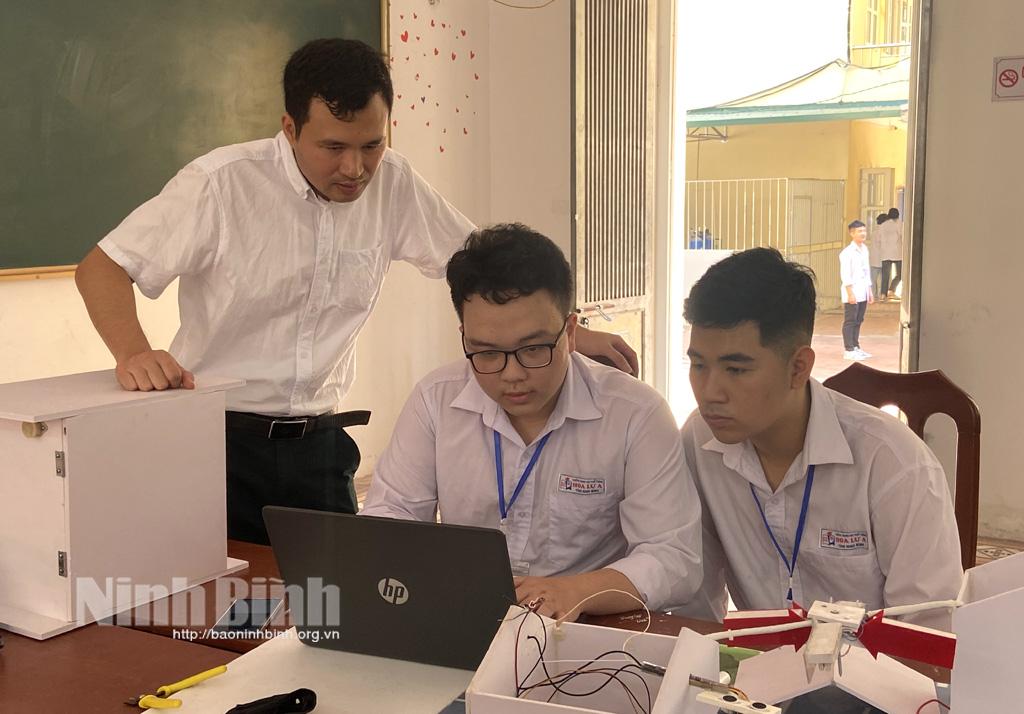 Người "truyền lửa" đam mê nghiên cứu khoa học cho học sinh