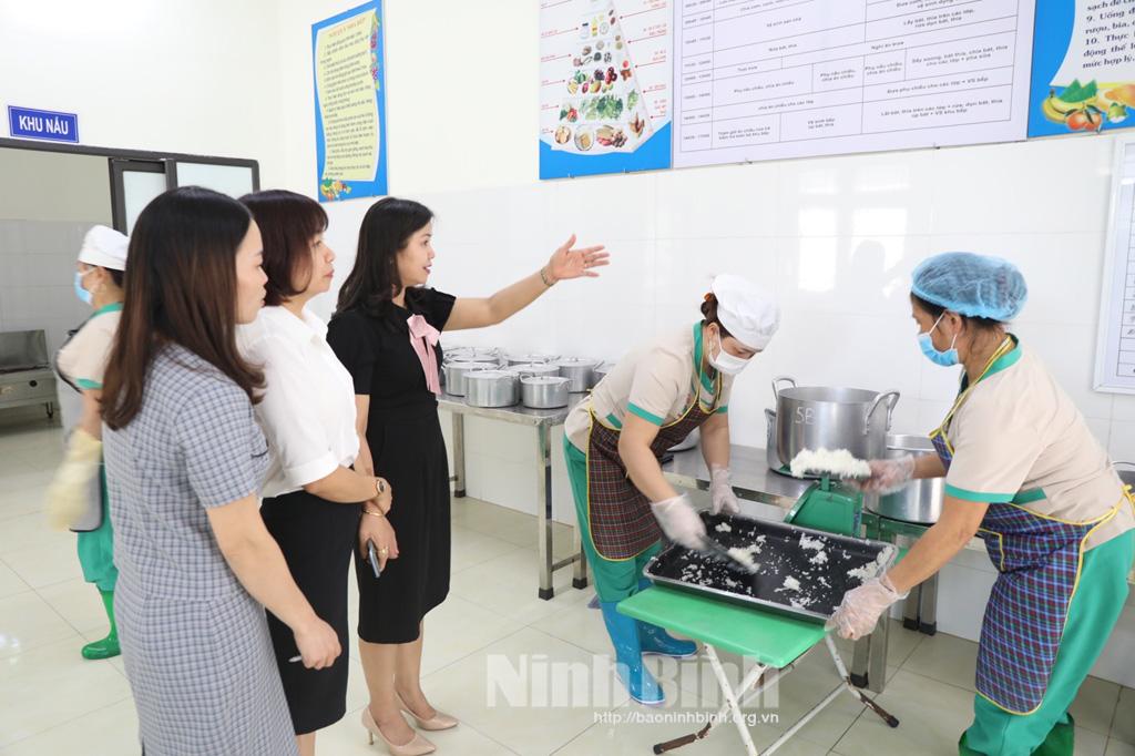 Nho Quan đảm bảo an toàn thực phẩm bữa ăn bán trú cho trẻ mầm non