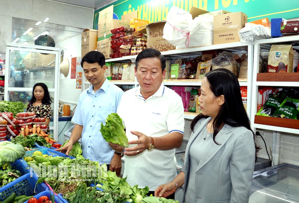 Đoàn công tác Hội Nông dân tỉnh Đồng Nai tham quan cửa hàng Nông sản an toàn Sông Vân