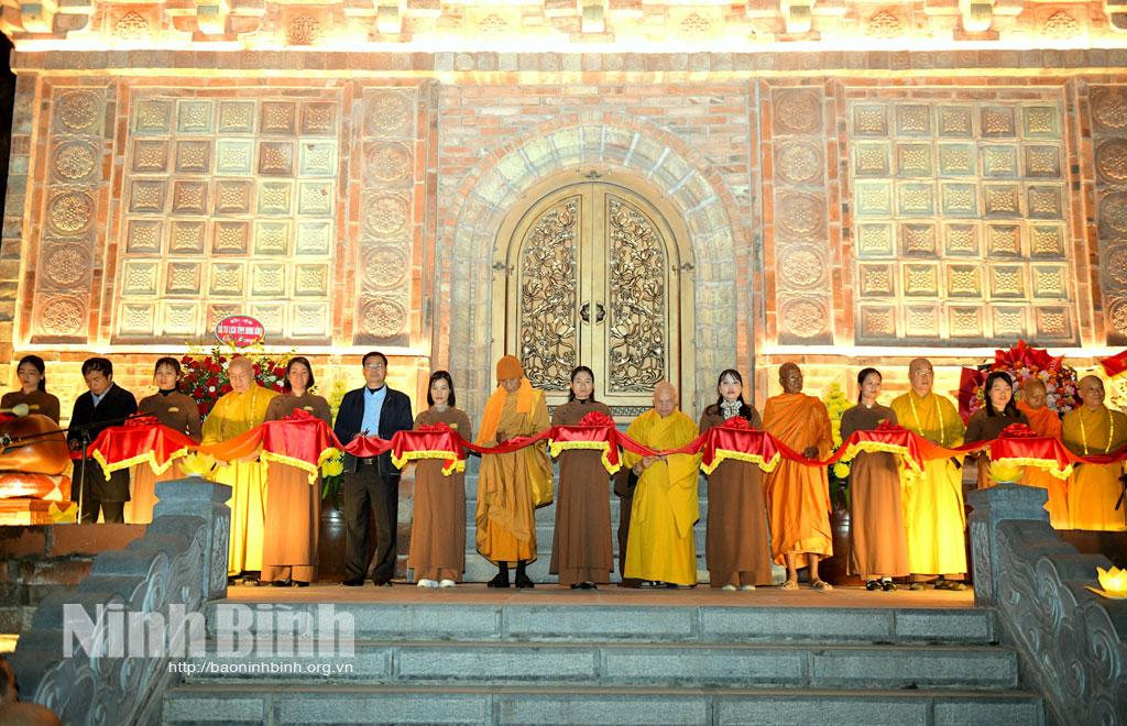 Hàng ngàn du khách, phật tử dự lễ khánh thành chùa Bạc - Kỳ Lân sơn tự