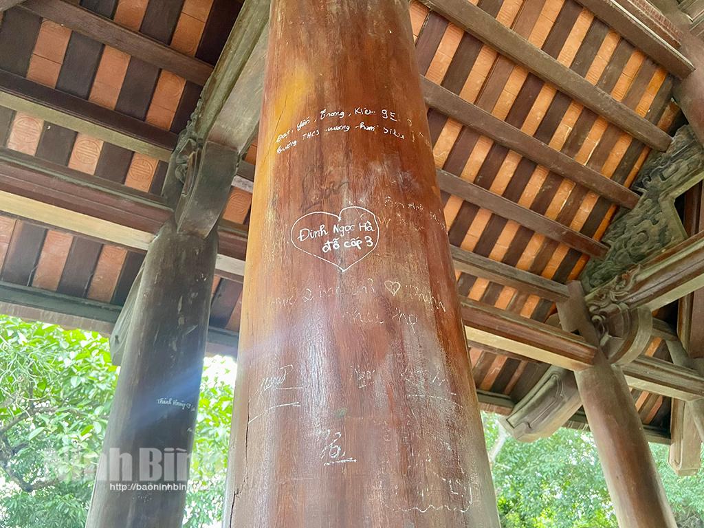 Thể hiện tình yêu hay bôi bẩn di tích?