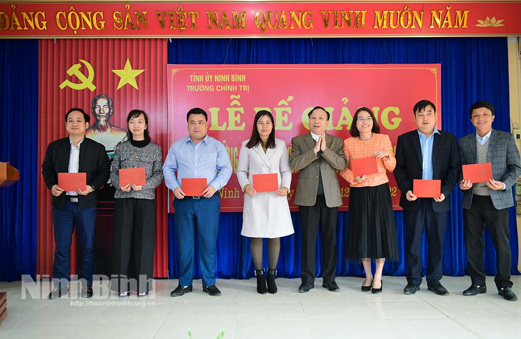 Bế giảng lớp bồi dưỡng ngạch chuyên viên chính và tương đương K22