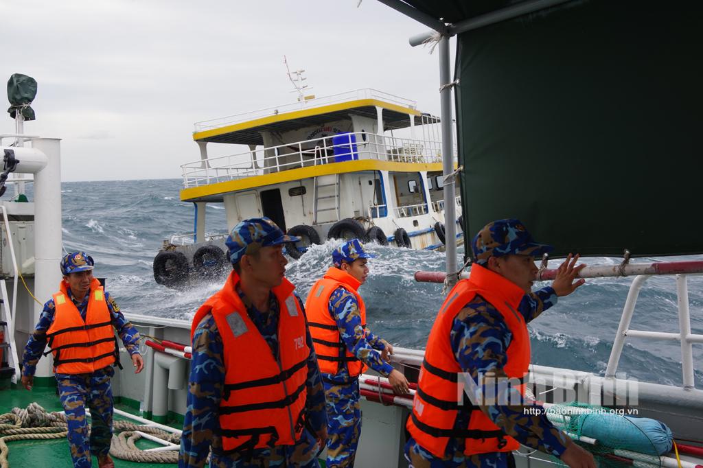 Vùng 5 Hải quân kịp thời cứu nạn tàu khách bị trôi dạt