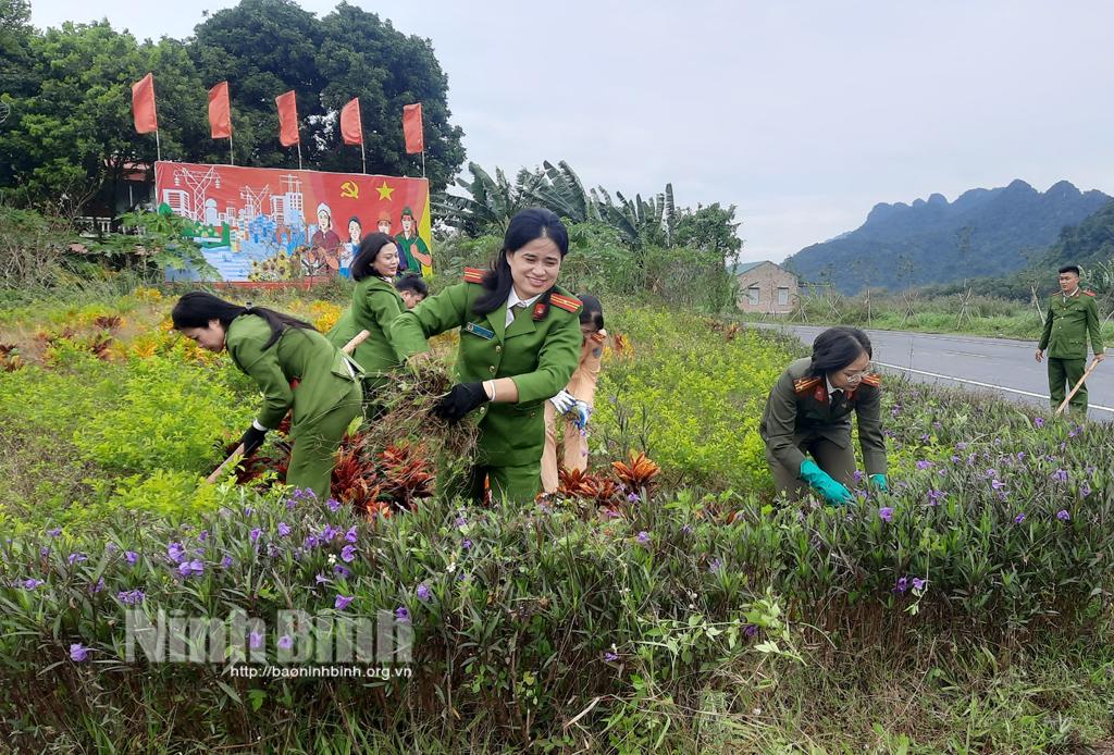 Hội Phụ nữ Công an tỉnh và học viên Trường Cao đẳng CSND I tham gia hoạt động tình nguyện tại xã Cúc Phương