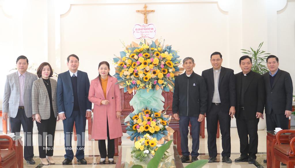 Đồng chí Phó Chủ tịch Trung ương Hội LHPN Việt Nam thăm, chúc mừng Tòa Giám mục Phát Diệm nhân dịp Lễ Giáng sinh