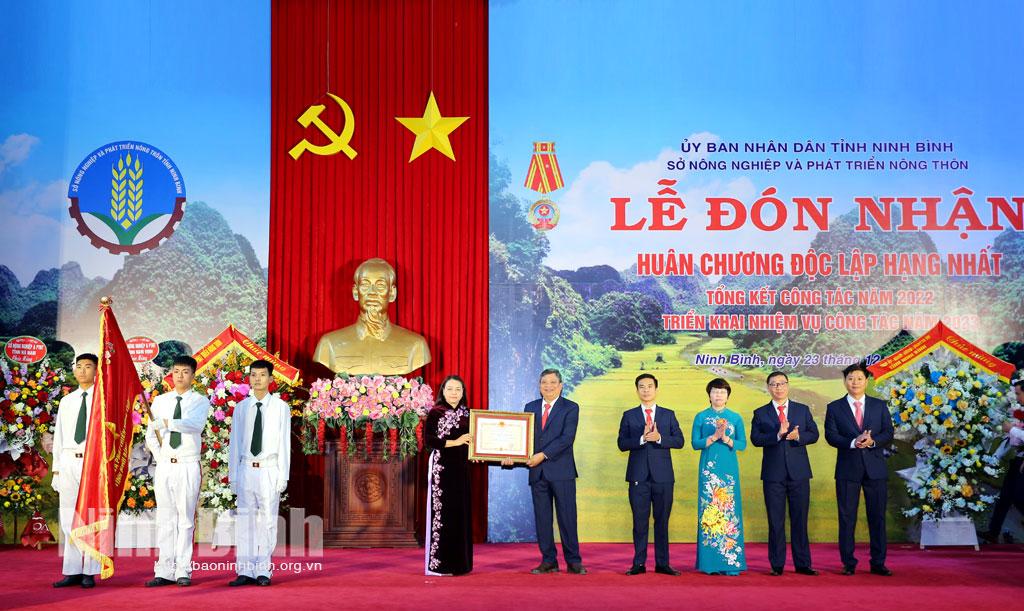Sở Nông nghiệp và PTNT đón nhận Huân chương Độc lập hạng Nhất