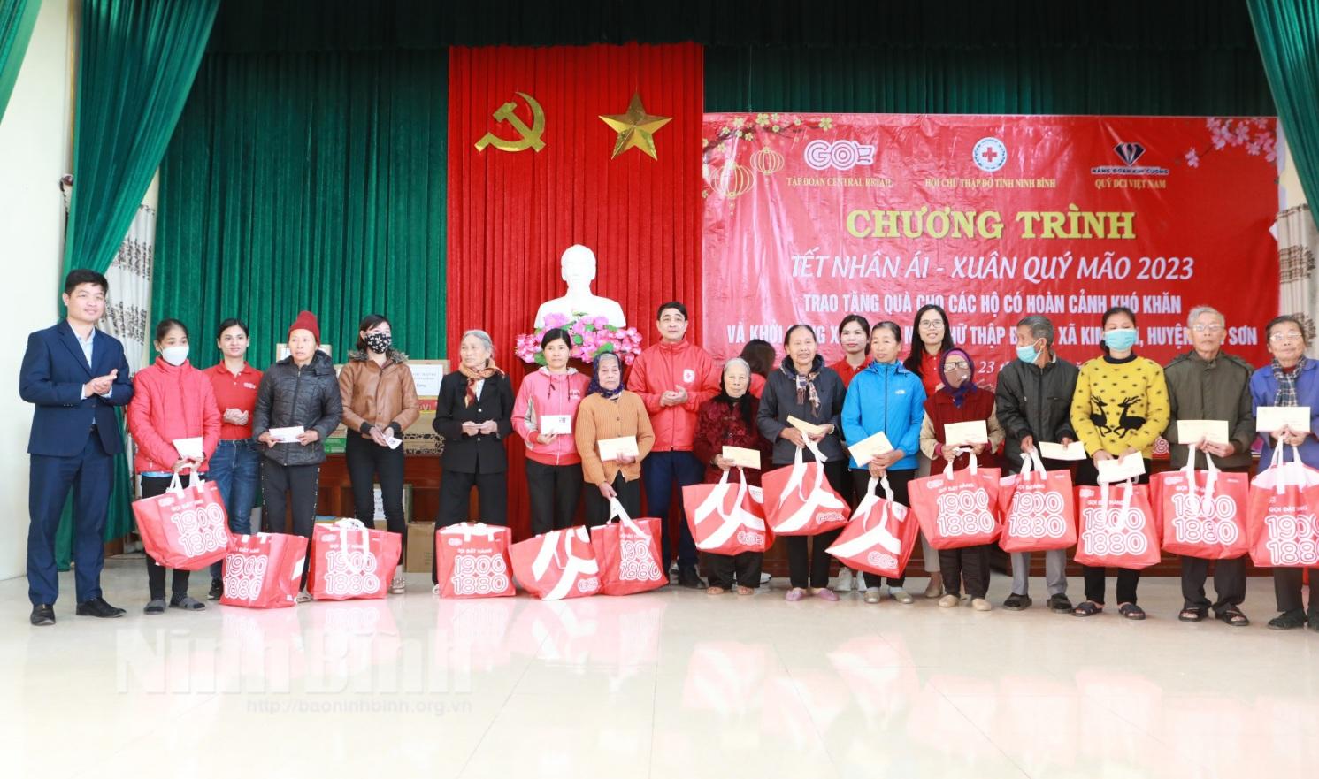 Trao quà Tết Nhân ái cho 86 hộ khó khăn ở xã Kim Tân