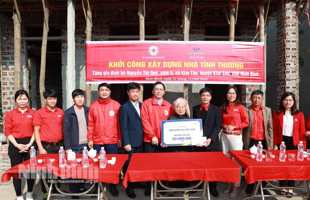 Trao tiền hỗ trợ xây nhà Chữ thập đỏ tại huyện Kim Sơn