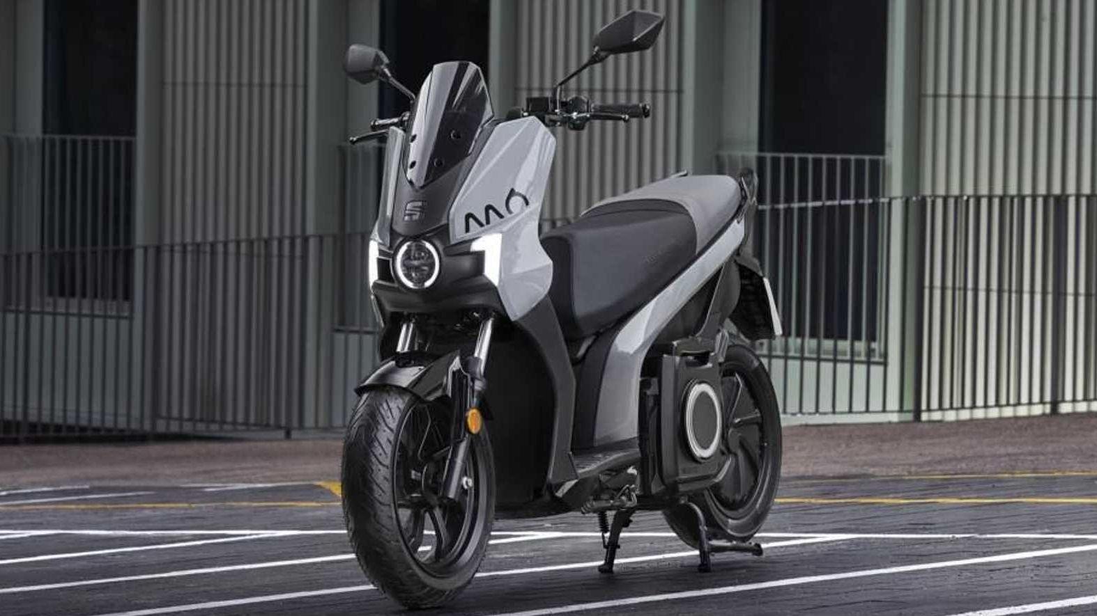 Hãng xe Tây Ban Nha làm xe máy điện, mỗi lần sạc đầy đi được 172 km