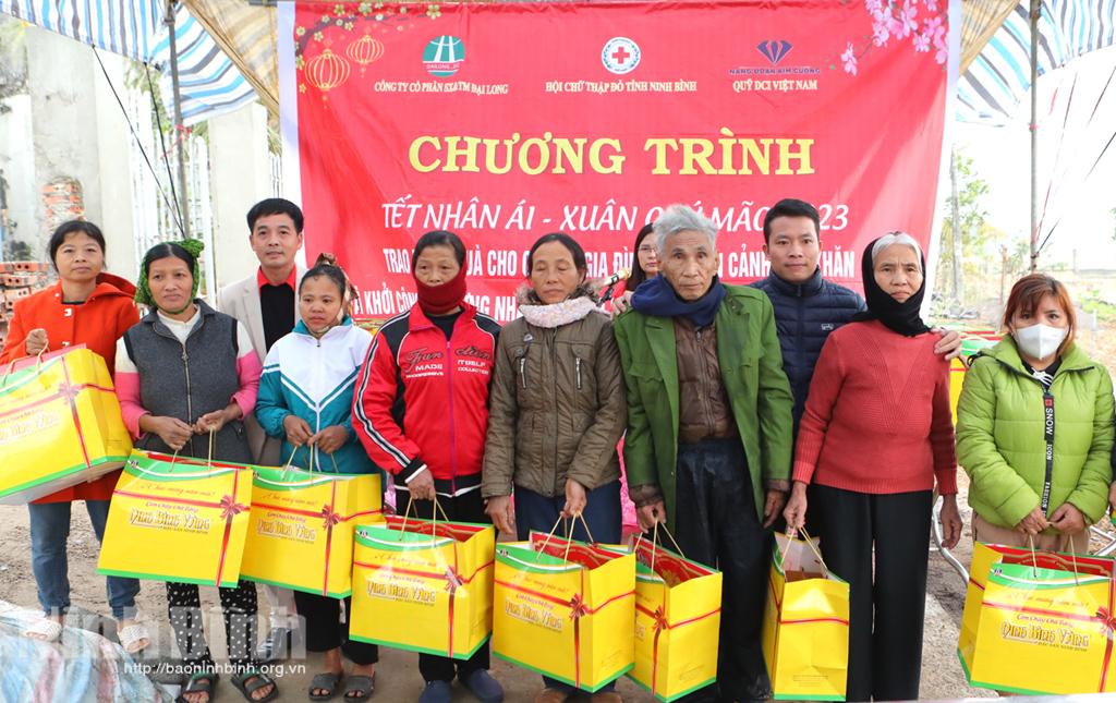 Trao quà Tết Nhân ái cho 26 hộ khó khăn ở xã Gia Tường