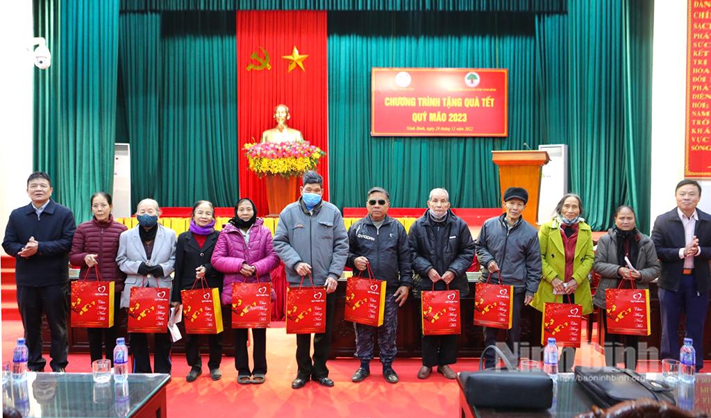 Trao quà Tết cho người cao tuổi có hoàn cảnh khó khăn tại huyện Nho Quan