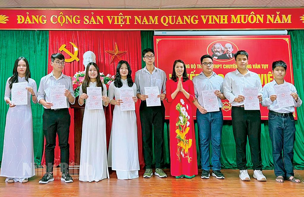 Kết nạp đảng viên năm 2022: Thành quả từ sự quyết tâm