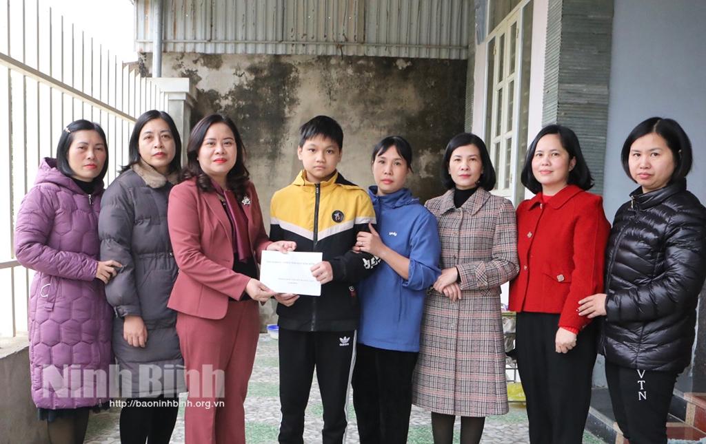 Trao trên 12 triệu đồng hỗ trợ học sinh bị bệnh máu trắng