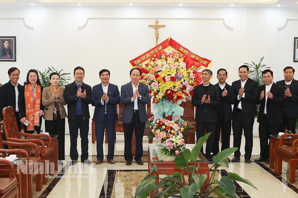 Đồng chí Phó Chủ tịch Ủy ban Trung ương MTTQ Việt Nam thăm, chúc mừng Tòa Giám mục Phát Diệm nhân dịp Lễ Giáng sinh năm 2022