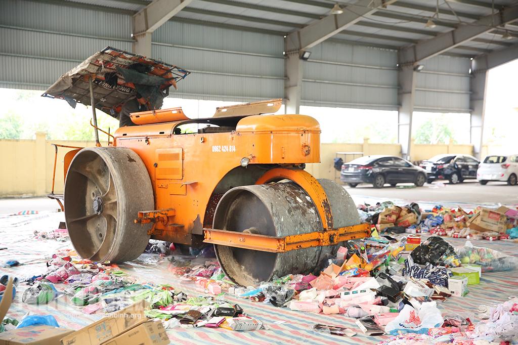 Tiêu hủy hàng hóa vi phạm hành chính trị giá 1,2 tỷ đồng