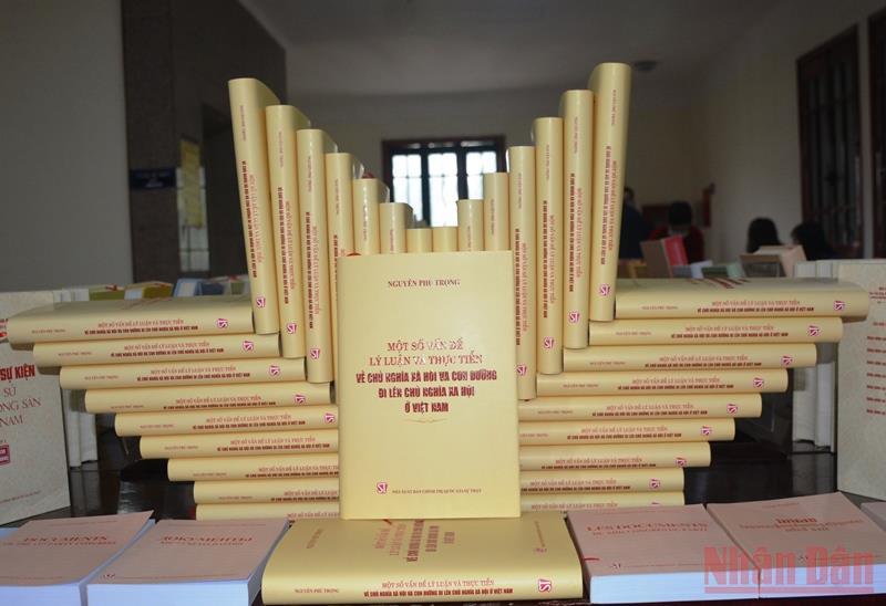 Party leader's book on socialism and the path toward socialism in Vietnam makes debut