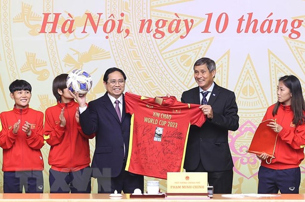 Thủ tướng: Các tuyển thủ đội bóng đá nữ là 'những cô gái kim cương'
