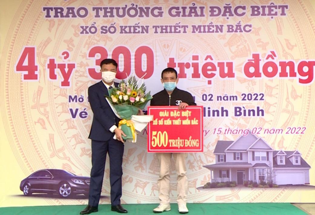 Trao giải cho khách hàng trúng thưởng xổ số kiến thiết miền Bắc