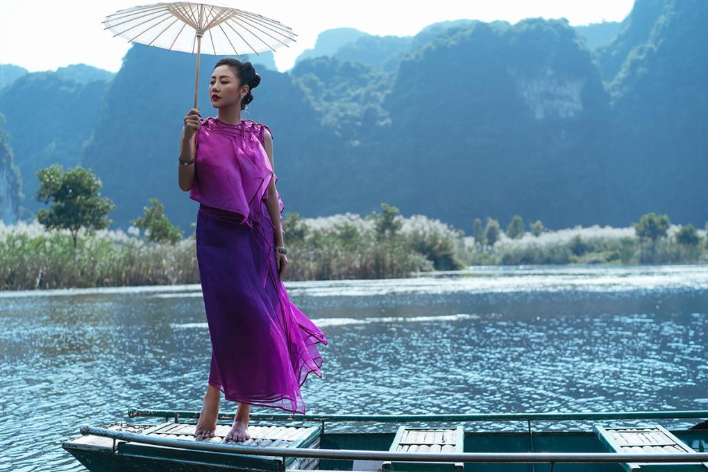 Văn Mai Hương tạo dáng ở Tràng An, Ninh Bình