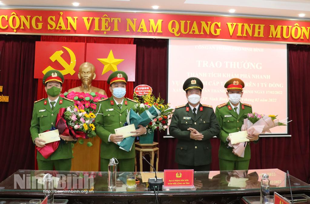 Khen thưởng 3 đơn vị có thành tích khám phá nhanh vụ trộm cắp tài sản tại một doanh nghiệp lớn trên địa bàn thành phố Ninh Bình