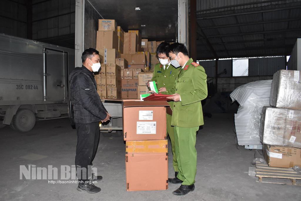 Bắt vụ vận chuyển hàng hóa không có hóa đơn, chứng từ