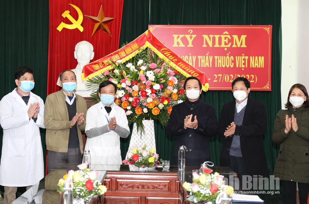 Chairman of Ninh Binh Provincial People's Committee extends congratulations on Vietnamese Doctors' Day