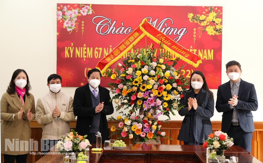 Các đồng chí lãnh đạo tỉnh thăm, chúc mừng ngày Thầy thuốc Việt Nam 27/2