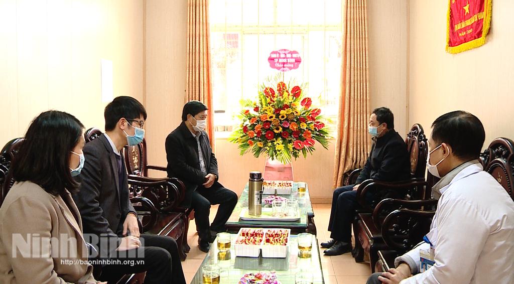 Lãnh đạo thành phố Ninh Bình thăm, chúc mừng Ngày Thầy thuốc Việt Nam 27/2