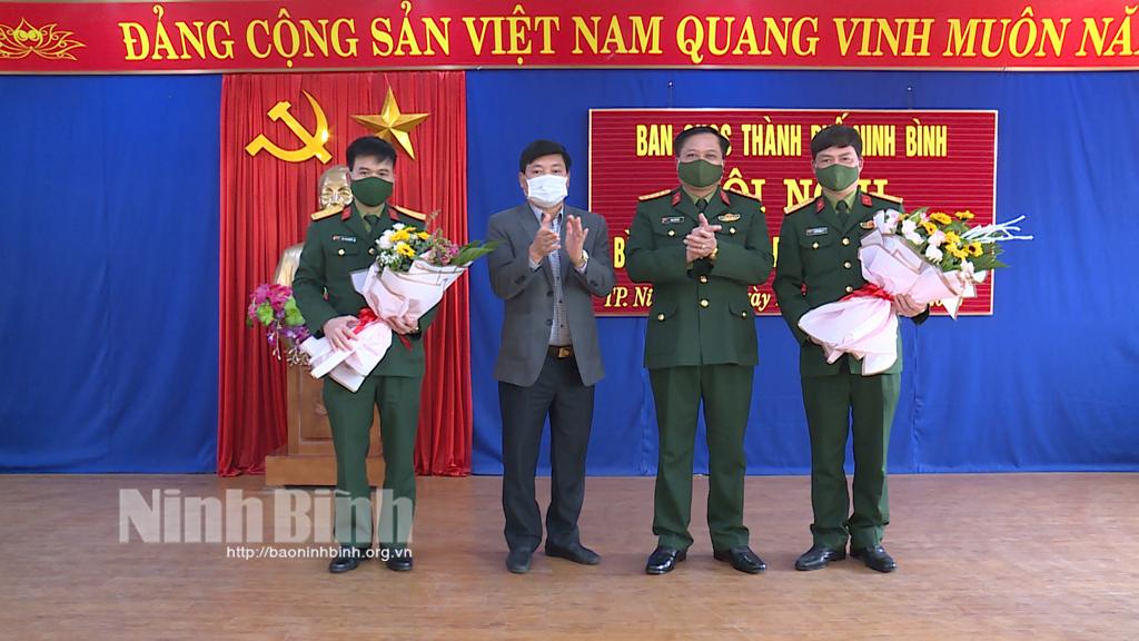 Bàn giao chức danh Chính trị viên Ban Chỉ huy quân sự thành phố