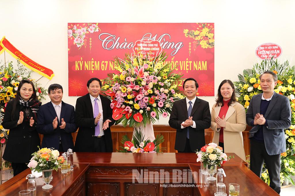 Tặng hoa của Thủ tướng Chính phủ chúc mừng cán bộ, nhân viên ngành Y tế nhân ngày 27/2