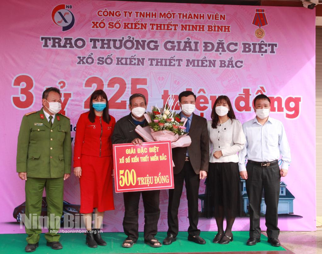 Công ty Xổ số Kiến thiết Ninh Bình trao giải đặc biệt cho một khách hàng ở Kim Sơn