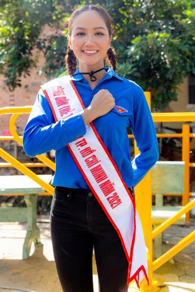 H'Hen Niê nhận bằng khen "Công dân trẻ tiêu biểu"