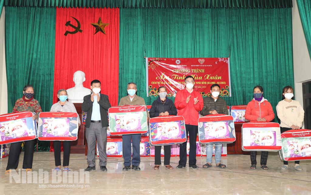 Tặng 50 chăn ấm cho người cao tuổi có hoàn cảnh khó khăn