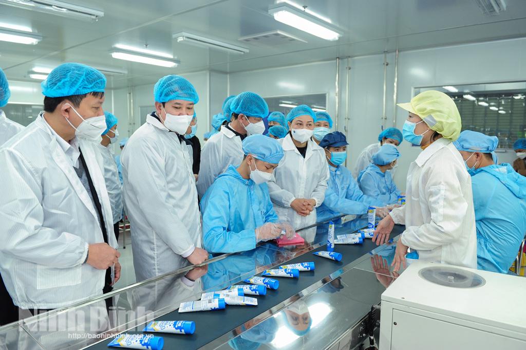 Các đồng chí Thường trực Tỉnh ủy kiểm tra sản xuất đầu năm