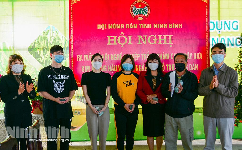 Giao vốn cho hội viên nông dân phát triển sản xuất