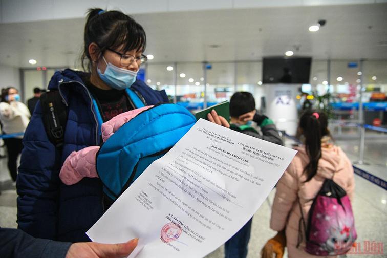 Tiếp tục hồi hương công dân Việt Nam sơ tán khỏi Ukraine