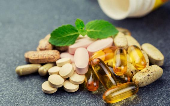 Thận trọng khi uống nhiều vitamin và thuốc bổ hỗ trợ điều trị COVID-19