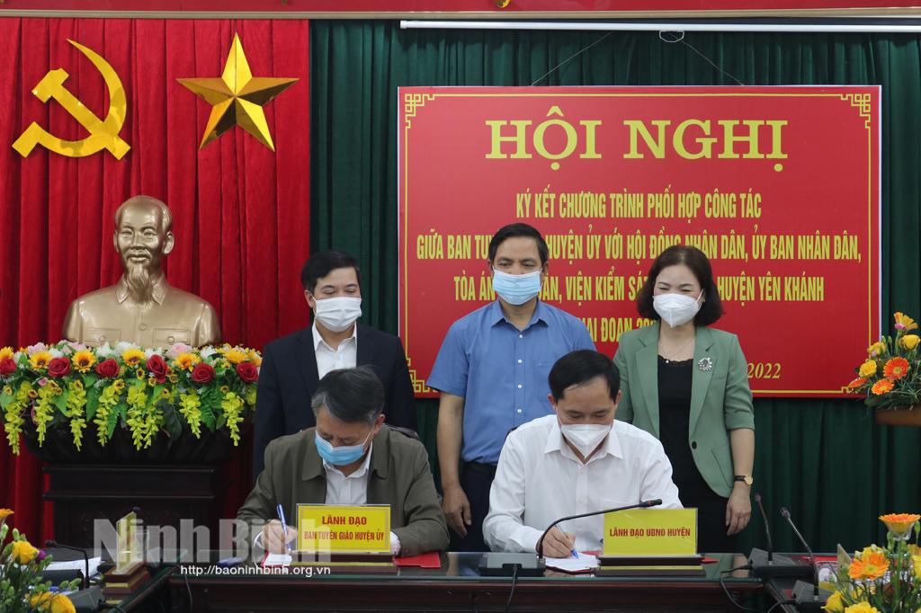 Ban Tuyên giáo Huyện ủy Yên Khánh ký kết chương trình phối hợp với các đơn vị