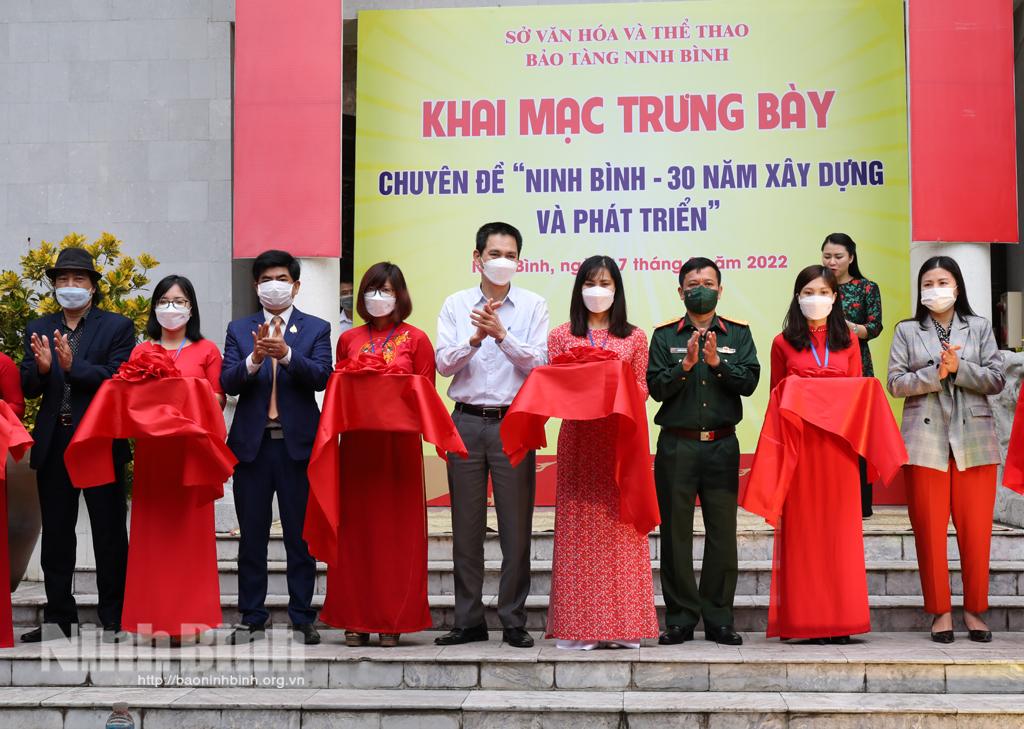 Khai mạc trưng bày chuyên đề "Ninh Bình - 30 năm xây dựng và phát triển"