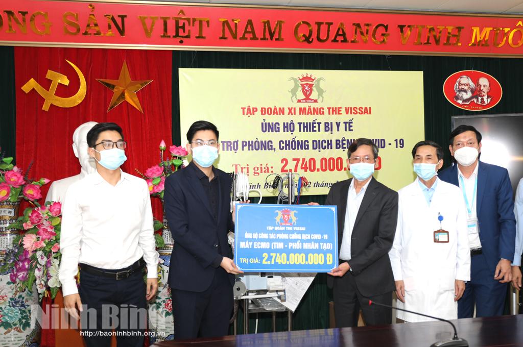 Tập đoàn xi măng The Vissai Ninh Bình trao tặng thiết bị y tế cho Bệnh viện Đa khoa tỉnh