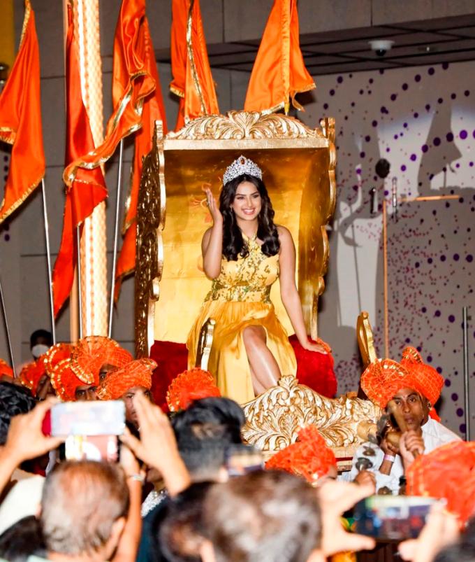 Miss Universe 2021 được rước kiệu khi về nước