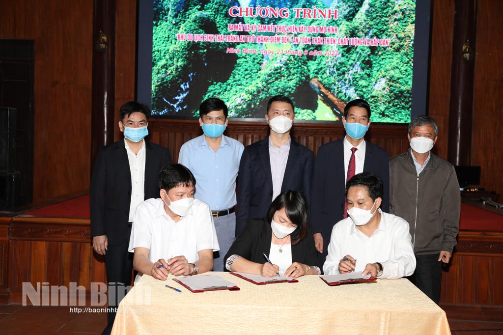 Ký kết xây dựng mô hình văn minh du lịch tại Khu du lịch sinh thái Tràng An