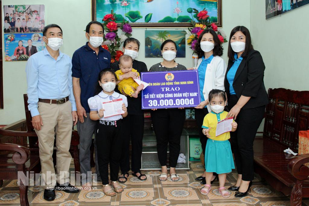 Trao sổ tiết kiệm cho con của đoàn viên công đoàn tử vong do dịch COVID -19